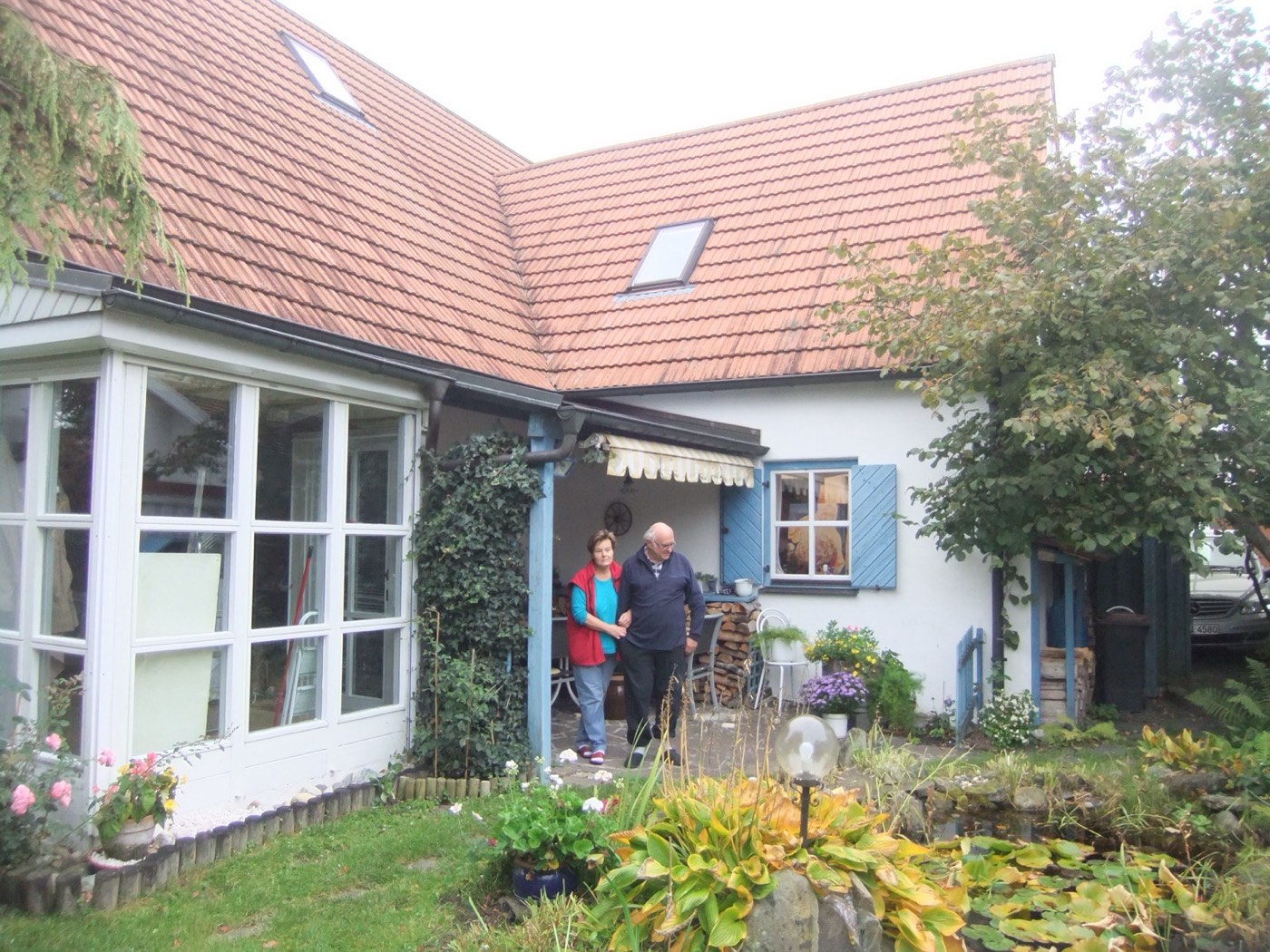 Bewohner vor ihrem Haus